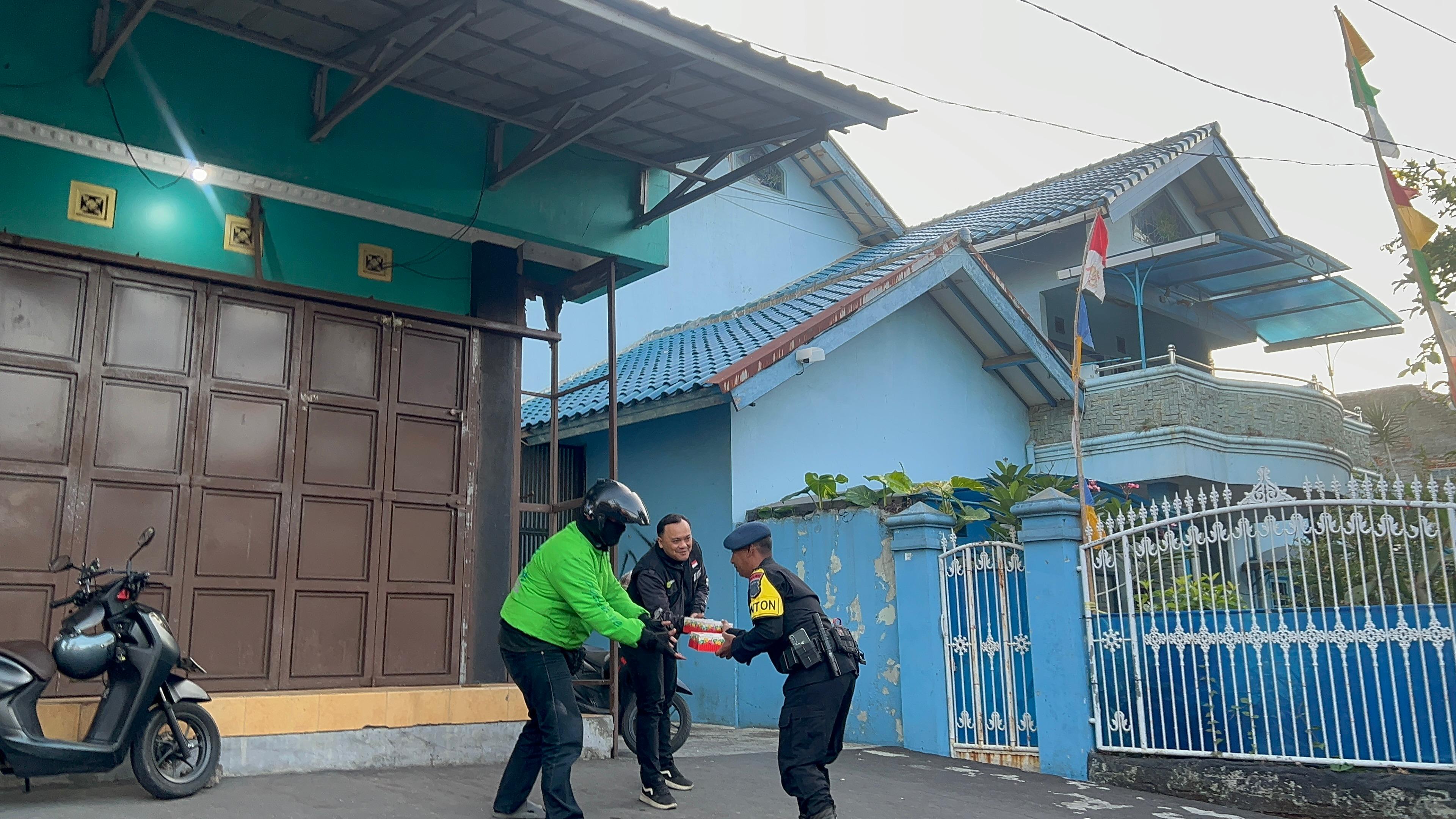 Brimob Kompi 1 Batalyon D Pelopor Gelar Sedekah Pagi dengan Sasaran Ojol dan Masyarakat