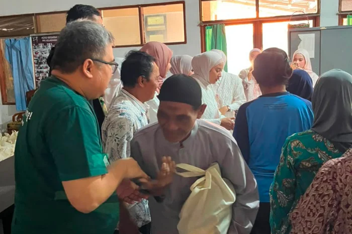 Pegadaian Salurkan 100 Paket Sembako untuk Lansia di Indramayu, Sekaligus Dorong Literasi Digital
