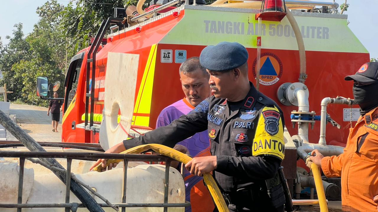 Brimob Kompi 1 Batalyon D Pelopor Polda Jabar bersama BPBD Garut Salurkan 4000 Liter Air Bersih ke Warga Terdampak Kekeringan