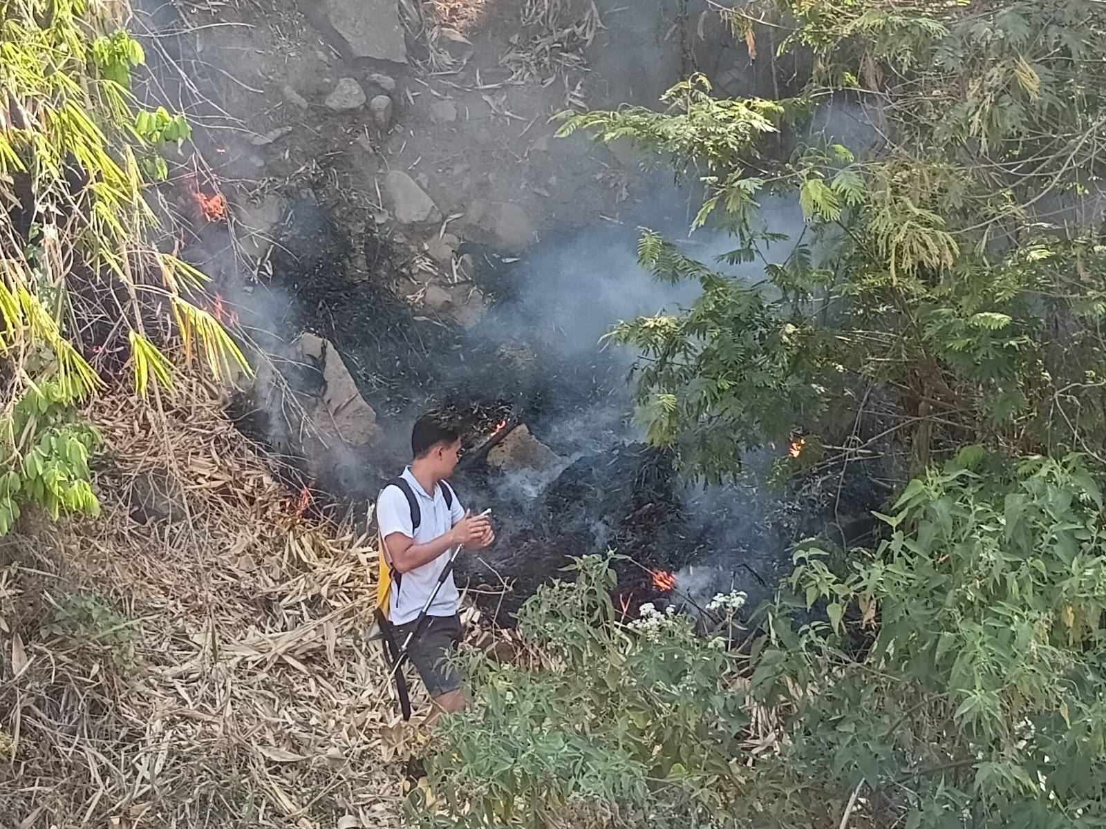 Karhutla di Garut Dekati Permukiman Warga, Petugas Berjibaku Padamkan Api di 6 Titik
