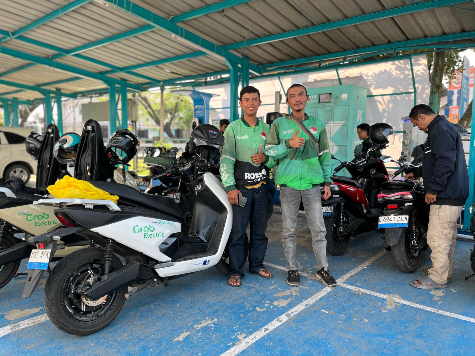 Sambil Mengisi Daya, Bisa Rehat dan Beribadah, PLN Majalaya Jadi Tempat Singgah Nyaman bagi Ojol Motor Listrik