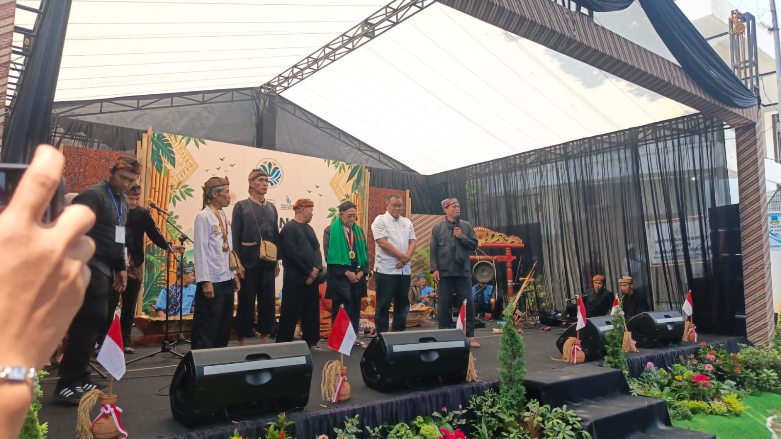 Lawung Lingkung di Garut, Menteri Jumhur Soroti Peran Masyarakat Adat dalam Menjaga Lingkungan