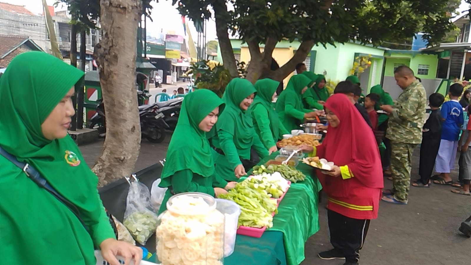HUT ke-81 TNI, Koramil 1004/Tanjungsari Gelar Jumat Berkah, Makan Bersama Warga Perkuat Kemanunggalan TNI dan Rakyat