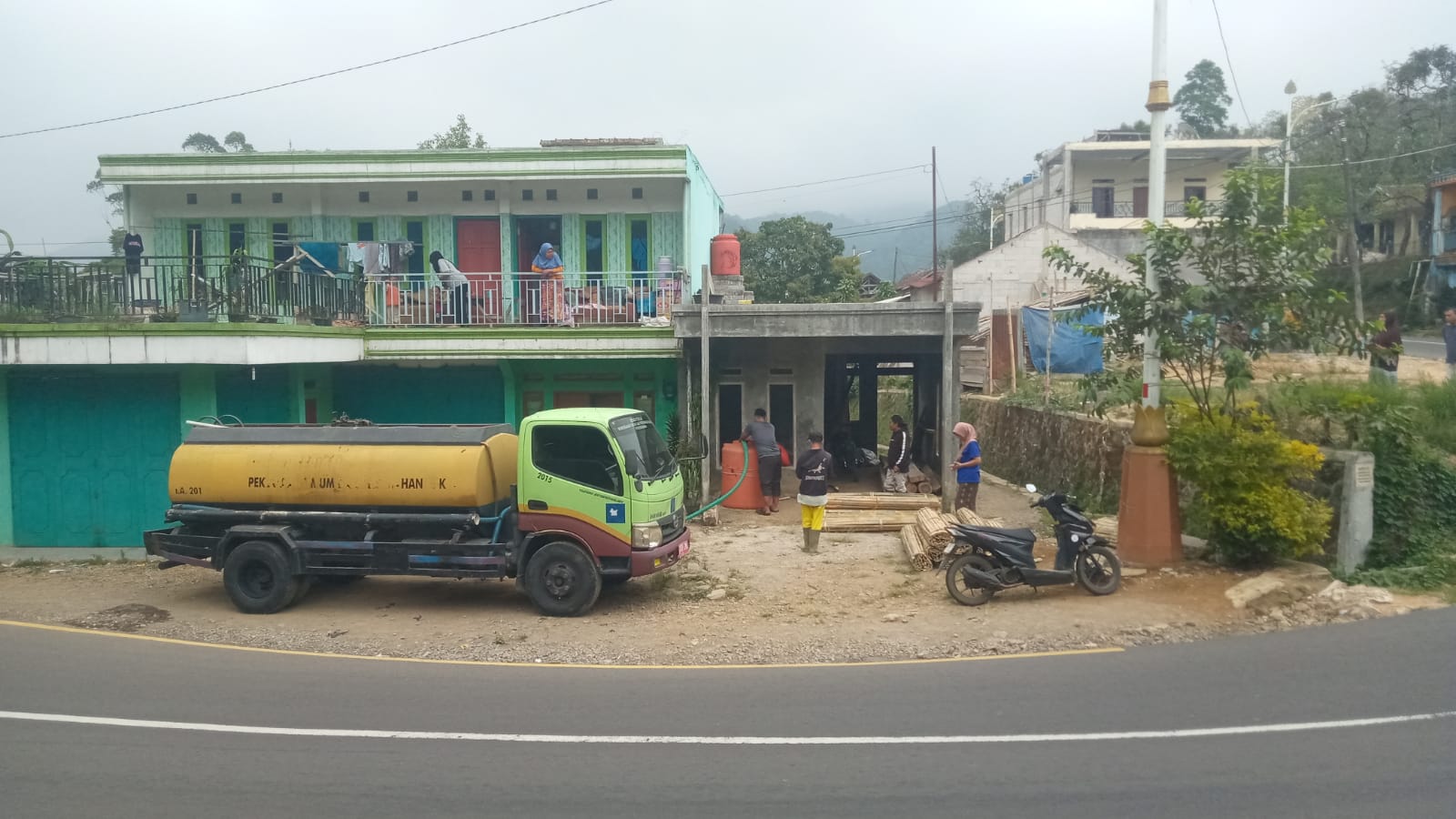 Perumda Tirta Intan Garut Salurkan Bantuan Air Bersih untuk Warga Cikajang